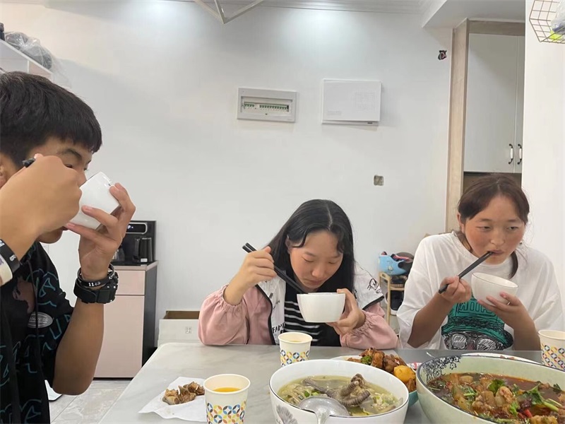 吃饭.JPG