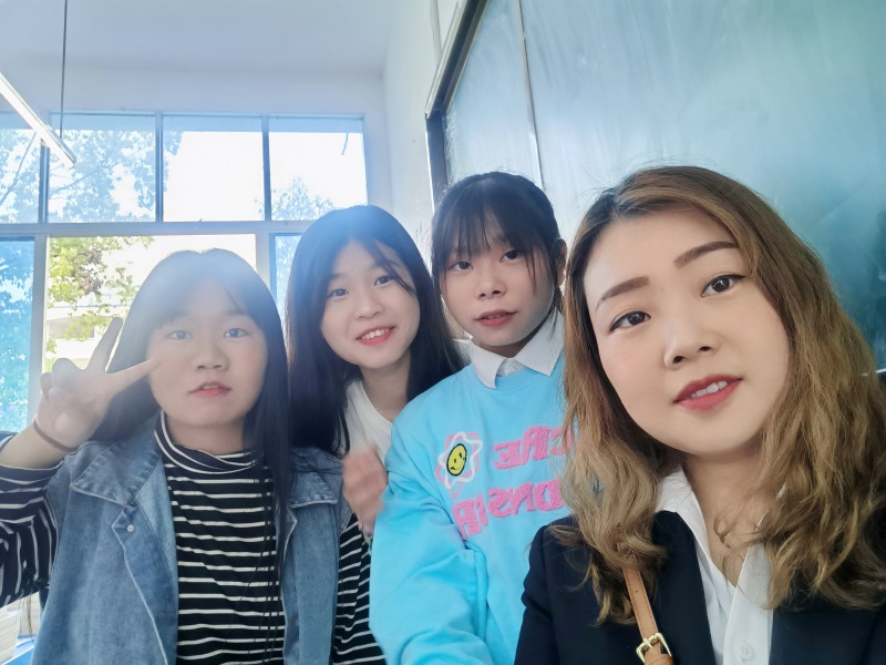 郭老师与18计2孩子们  右一.jpg